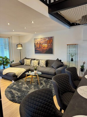 Smart TV, chimenea y estéreo 