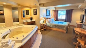 Dream Suite 1 King Bed & Large Jacuzzi Tub | 遮光布/窗簾、熨斗/熨衣板、免費無線上網、床單