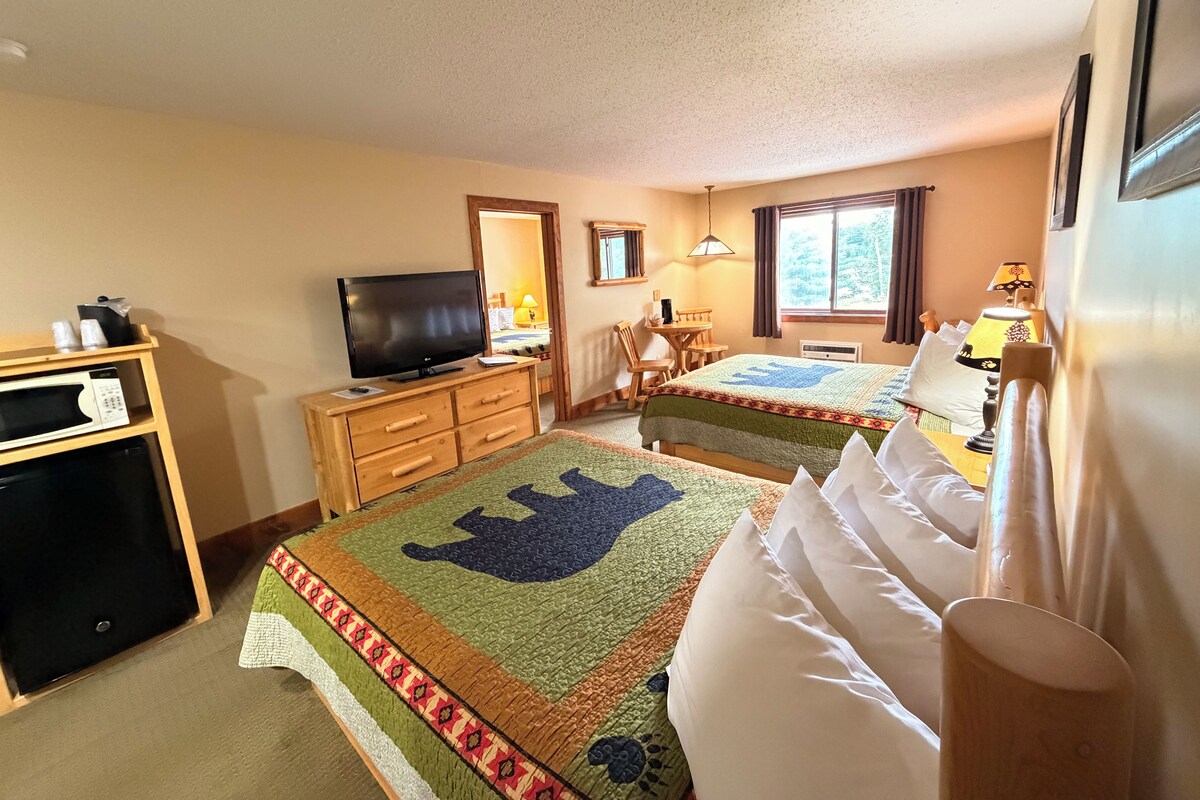 Family Suite - 1 King & 2 Queen Beds | Rideaux d’obscurcissement, fer et planche à repasser