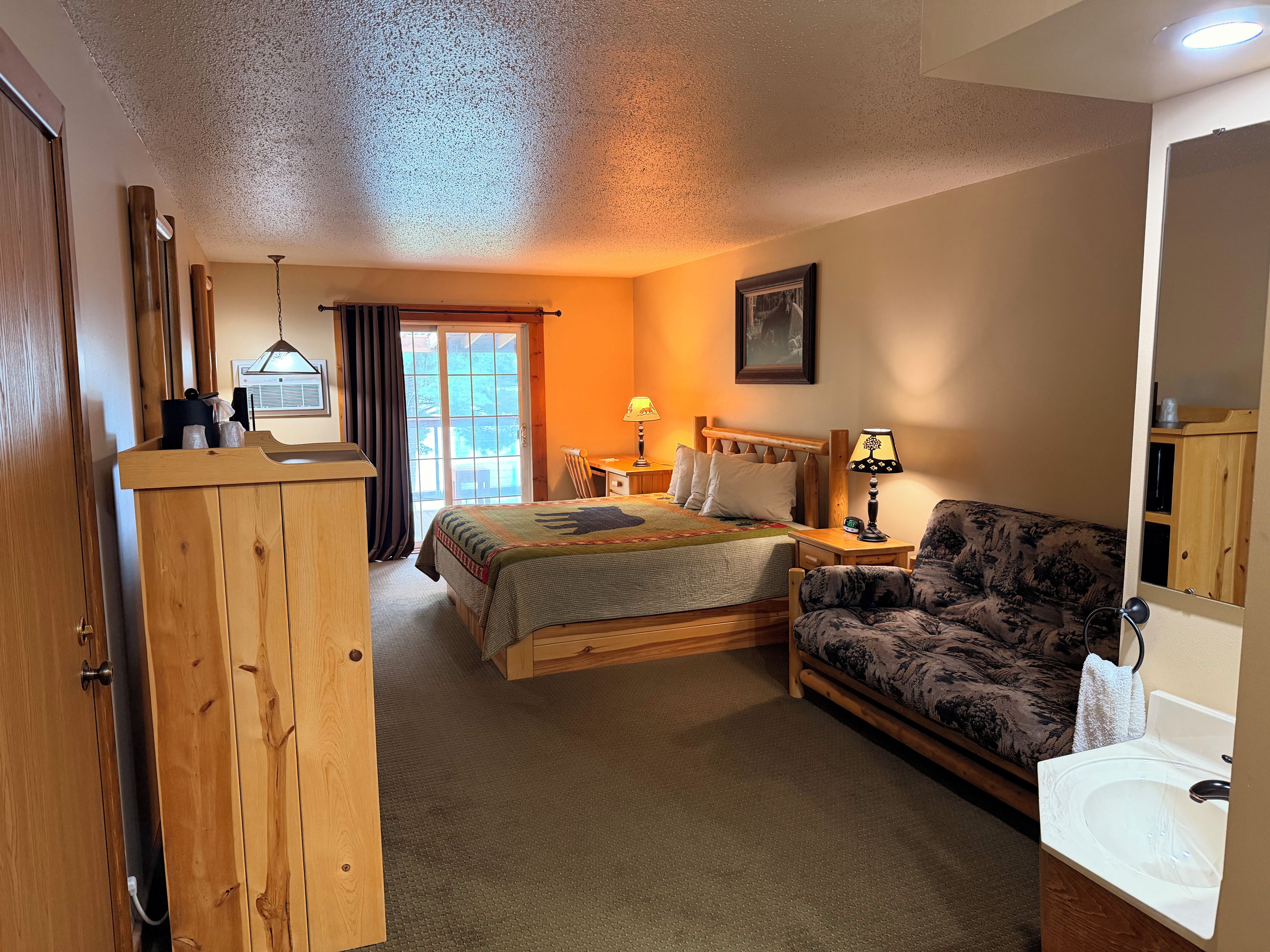 1 King Bed & Queen Sofa Sleeper Lakeview Patio | Blackout curtains, iron/ironing board (on request), free WiFi