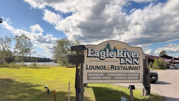 Señal del Eagle River Inn, indicando que es un bar restaurante con salón de banquetes, centro de conferencias, piscina climatizada y gimnasio.