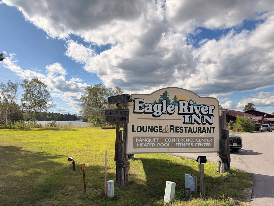 Señal del Eagle River Inn, indicando que es un bar restaurante con salón de banquetes, centro de conferencias, piscina climatizada y gimnasio.