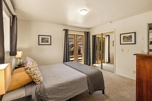 4 bedrooms, desk, iron/ironing board, travel cot