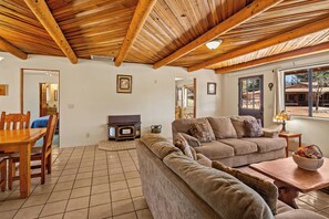 Smart TV, books - Peaceful Sedona Retreat 4BR/4BA Cathedral Rock Views + USFS Trail Access - NEW! (Sedona)