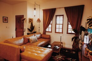 Smart TV, books - Casa Barrio Viejo - modern adobe house in the perfect Tucson location! (Tucson)