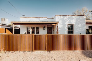 Exterior - Casa Barrio Viejo - modern adobe house in the perfect Tucson location! (Tucson)