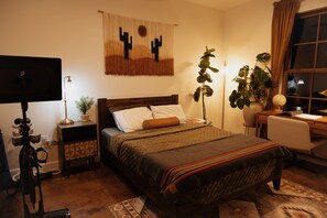 3 bedrooms, in-room safe, desk, iron/ironing board - Casa Barrio Viejo - modern adobe house in the perfect Tucson location! (Tucson)