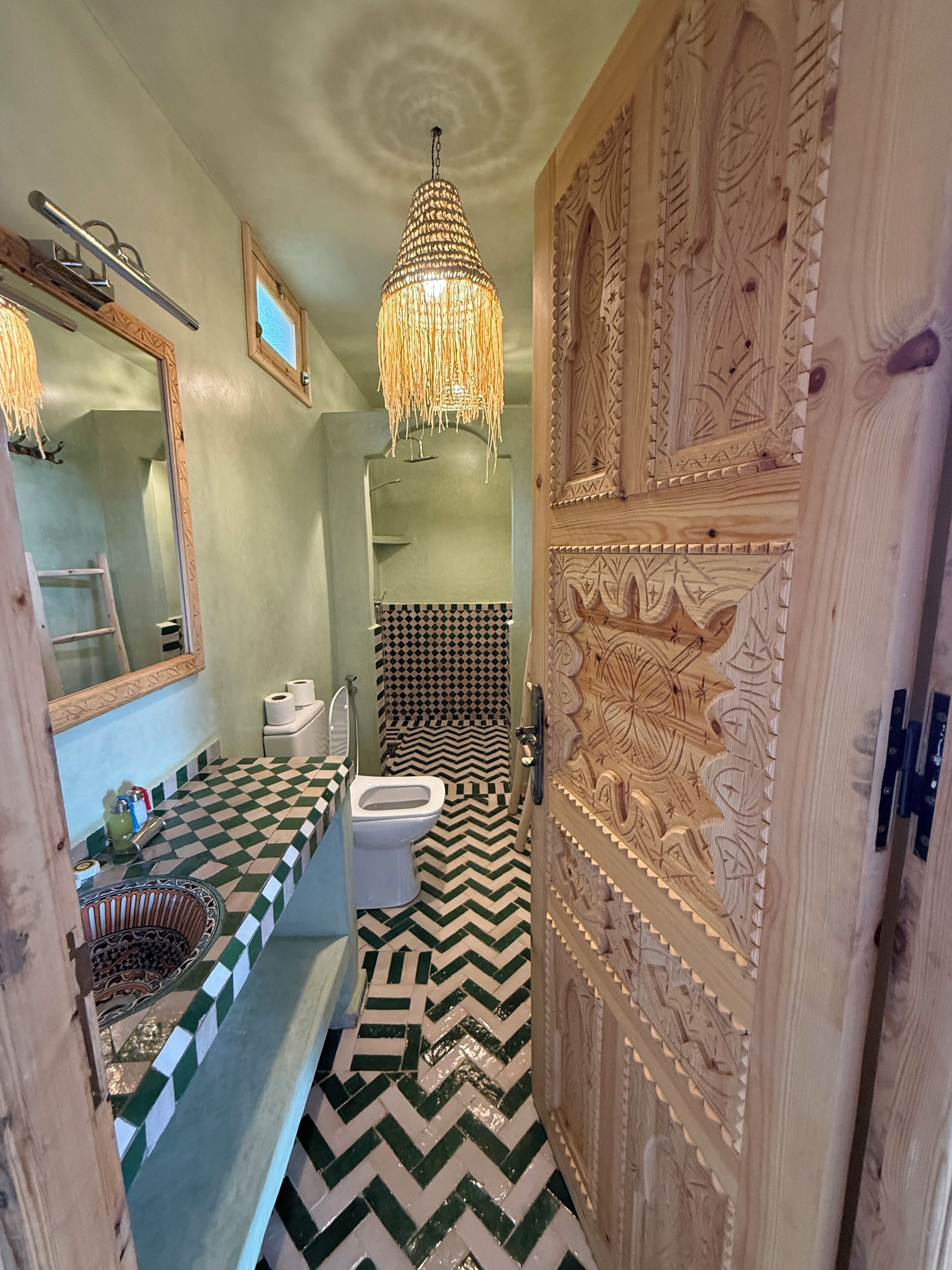 Suite Deluxe | Bagno | Doccia, asciugacapelli, pantofole, asciugamani