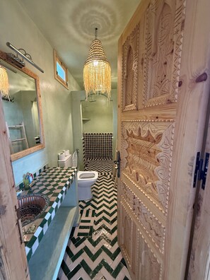 Suite Deluxe | Baño | Regadera, secadora de cabello, pantuflas, toallas 