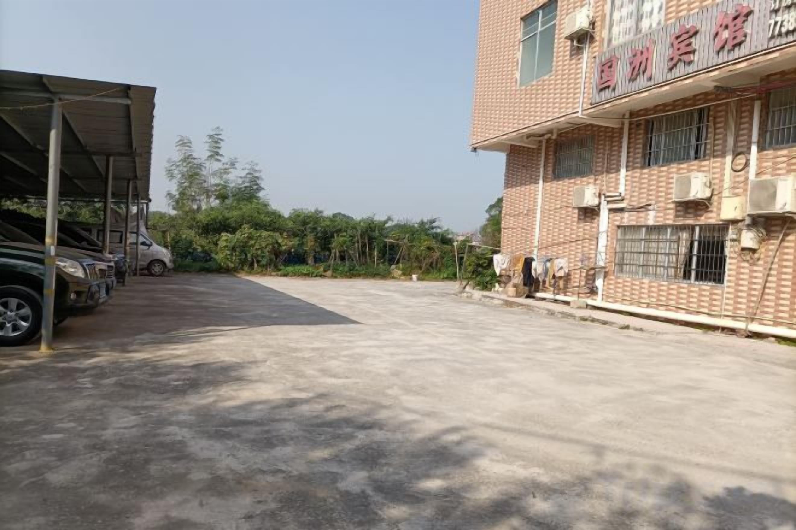 Un edificio con zona de estacionamiento techada y fachada de ladrillo.