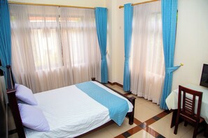 Standard-dobbeltværelse | Pengeskab på værelset, skrivebord, arbejdsområde til bærbare computere