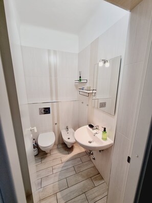 Shower, hair dryer, bidet, towels - Best Stay Apartment (La Spezia)