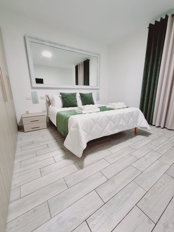 5 bedrooms, desk, iron/ironing board, travel crib