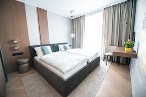 2 habitaciones, escritorio, tabla de planchar con plancha y wifi gratis 