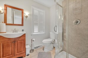 Regadera, secadora de cabello, toallas, jabón