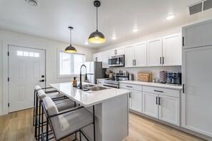 Jääkaappi, mikroaaltouuni, uuni, liesi