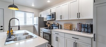 Modern Luxury 3 Bedroom Townhouse by Lakes