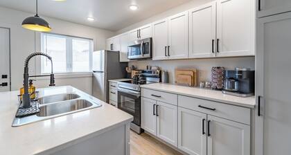 Modern Luxury 3 Bedroom Townhouse by Lakes