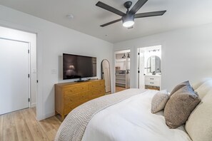 3 makuuhuonetta, tallelokero huoneessa, silitysrauta/-lauta