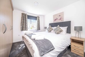 4 slaapkamers, een strijkplank/strijkijzer, gratis wifi, beddengoed