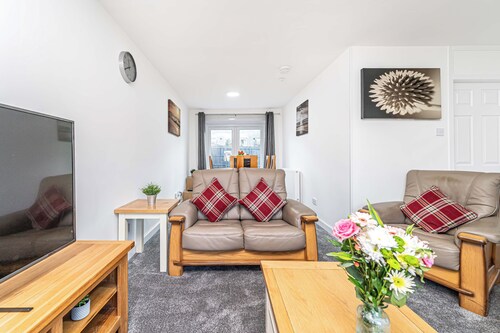 Pure Home Oakley Park View by Three Bridges Apartments