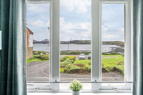 Super Prime Luxury Waterfront View D/Bay by Three Bridges Apartments