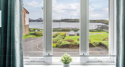 Super Prime Luxury Waterfront View D/Bay by Three Bridges Apartments