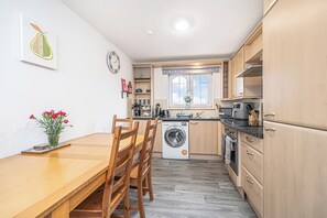 Fridge, microwave, oven, coffee/tea maker - Super Prime Train Station Inverkeithing by Three Bridges Apartments (Inverkeithing)