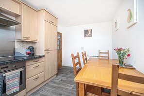 Fridge, microwave, oven, coffee/tea maker - Super Prime Train Station Inverkeithing by Three Bridges Apartments (Inverkeithing)