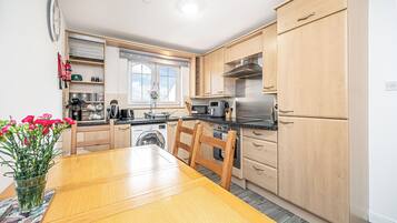 Fridge, microwave, oven, coffee/tea maker