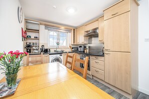 Fridge, microwave, oven, coffee/tea maker