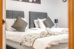 2 bedrooms, iron/ironing board, free WiFi, bed sheets - Super Prime Train Station Inverkeithing by Three Bridges Apartments (Inverkeithing)