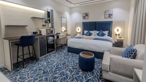 Ein modernes Hotelzimmer mit einem großen Bett, einem Schreibtisch und einem Stuhl.