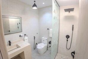 주니어 스위트 | 욕실 | 별도의 욕조 및 샤워 시설, 무료 세면용품, 헤어드라이어, 목욕가운