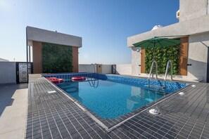 10 outdoor pools