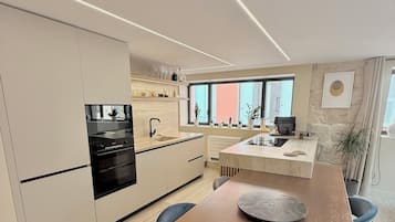 Frigorifero, microonde, forno, piano cottura
