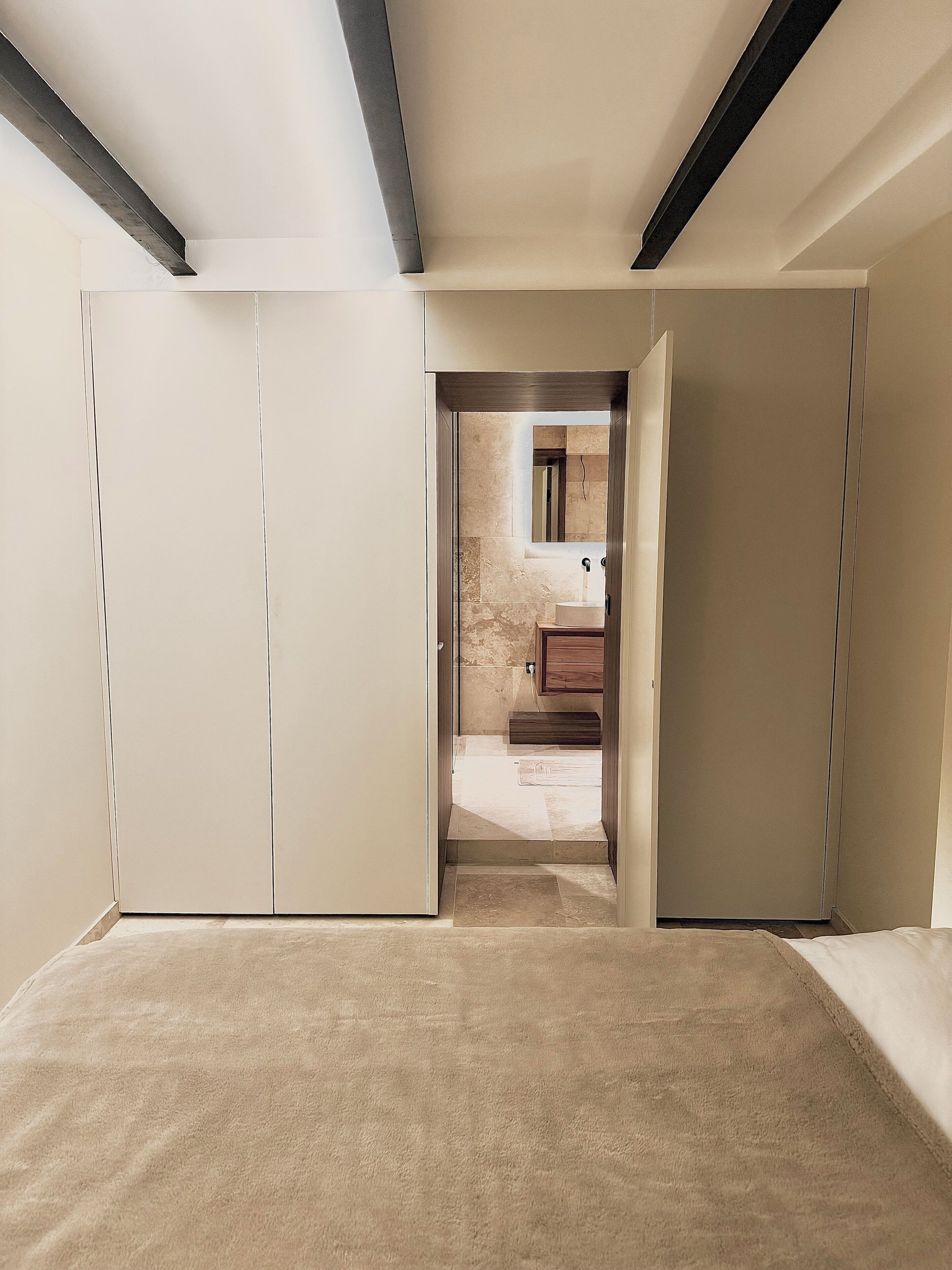 2 habitaciones, escritorio, tabla de planchar con plancha y wifi gratis 