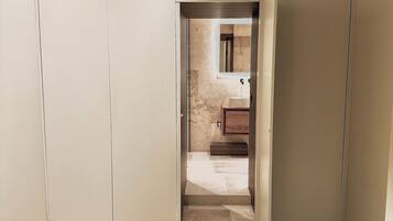 2 habitaciones, escritorio, tabla de planchar con plancha y wifi gratis