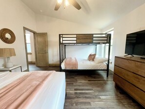 5 quartos, ferros/tábuas de passar roupa, berço de viagem