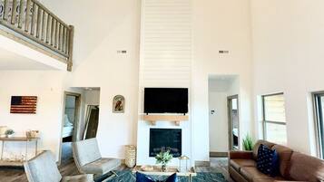 Smart TV, chimenea y futbolito