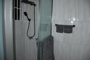 Shower, hair dryer, towels, soap - Charming 2-bedroom house with AC, WiFi in enchanting Port Antonio, Portland (Port Antonio)