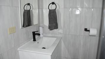 Dusj, hårføner, håndklær og såpe