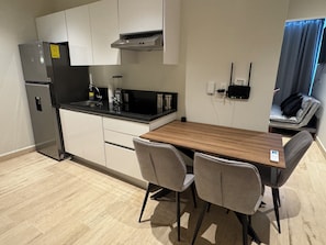 Mikrovågsugn, kaffe- och tebryggare, grytor/köksredskap och matbord