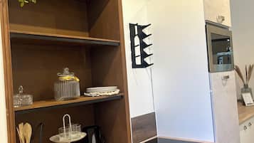 Een microgolfoven, een oven, een kookplaat