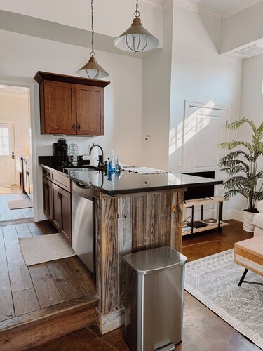 Porch & Pasture: Charming 2-bedroom house in marvelous Franklin with AC, WiFi