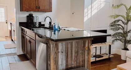 Porch & Pasture: Charming 2-bedroom house in marvelous Franklin with AC, WiFi