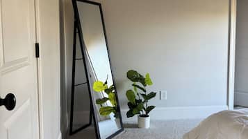 2 habitaciones, tabla de planchar con plancha, wifi y ropa de cama