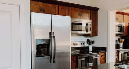 Porch & Pasture: Charming 2-bedroom house in marvelous Franklin with AC, WiFi