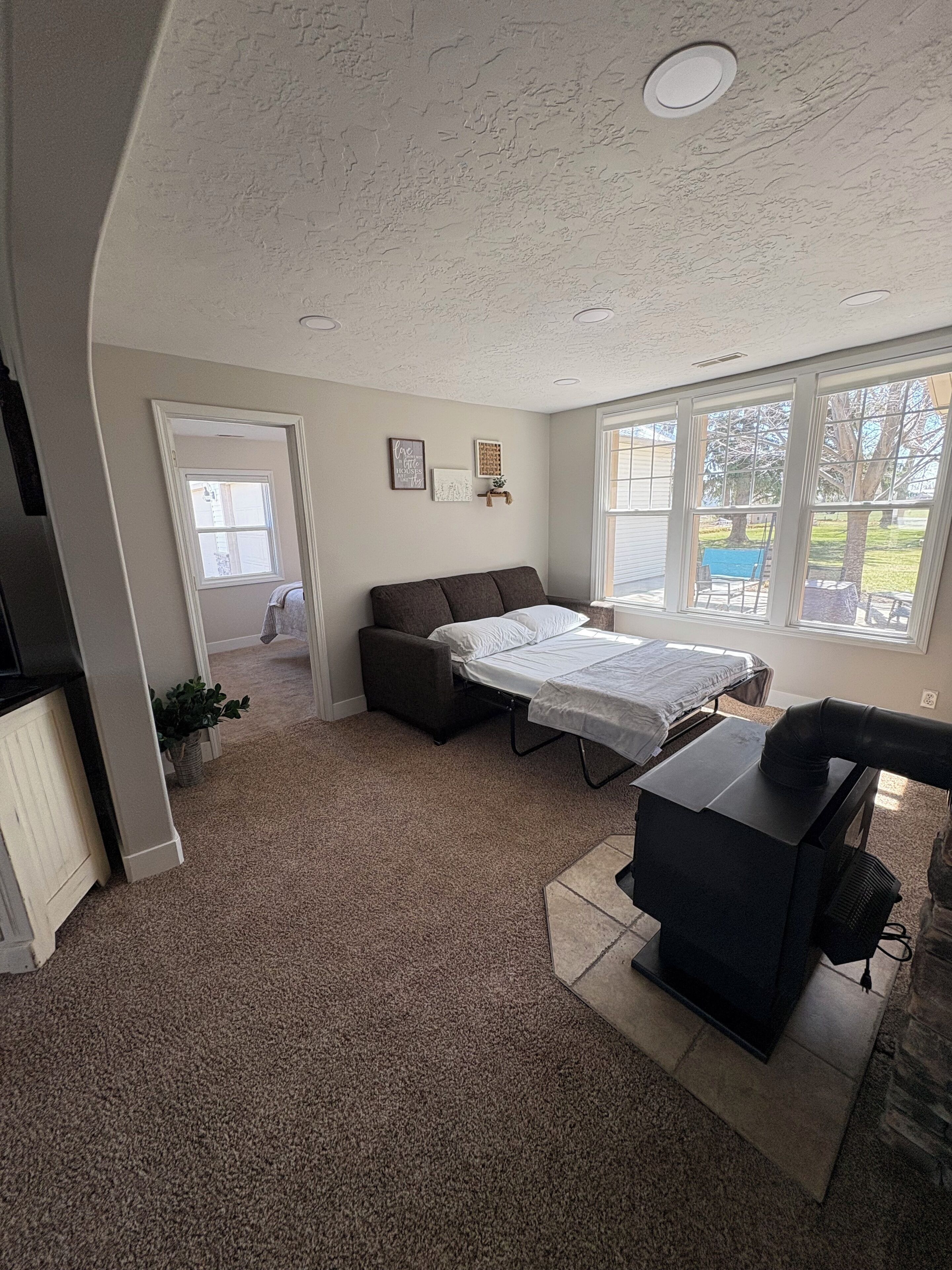 2 bedrooms, travel crib, free WiFi, bed sheets