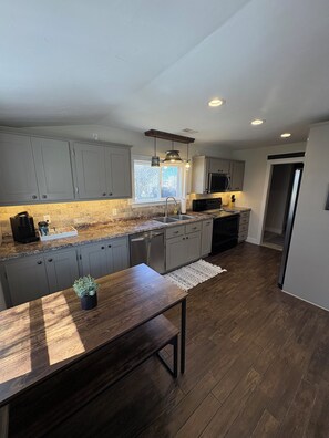 冰箱、微波炉、烤箱、炉灶